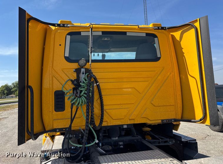 image for item EF2190 2021 International LT625 