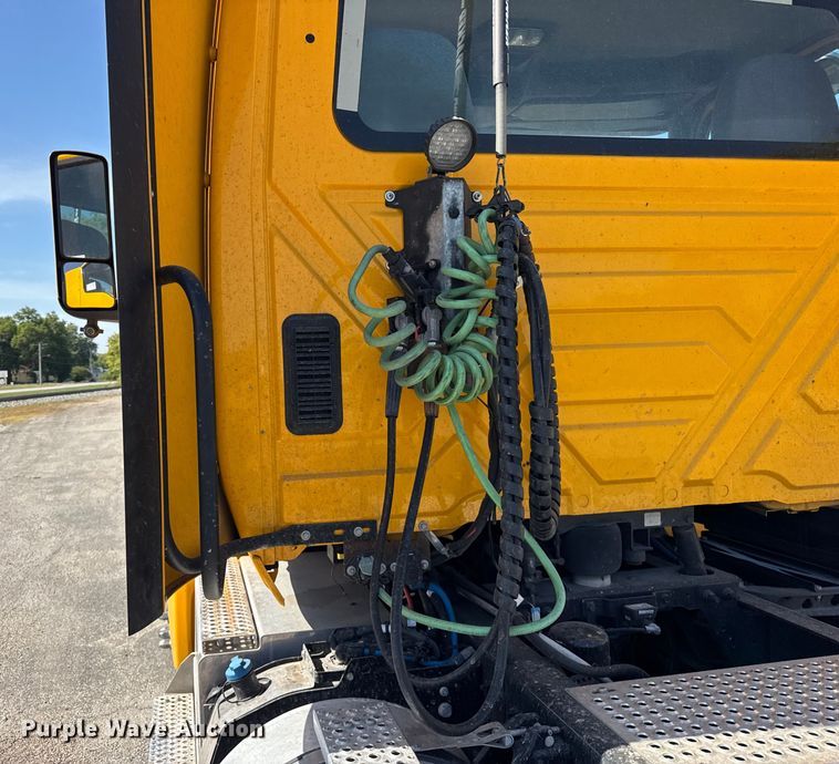 image for item EF2190 2021 International LT625 