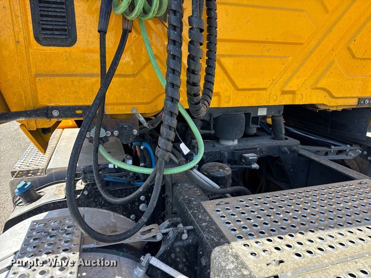 image for item EF2190 2021 International LT625 