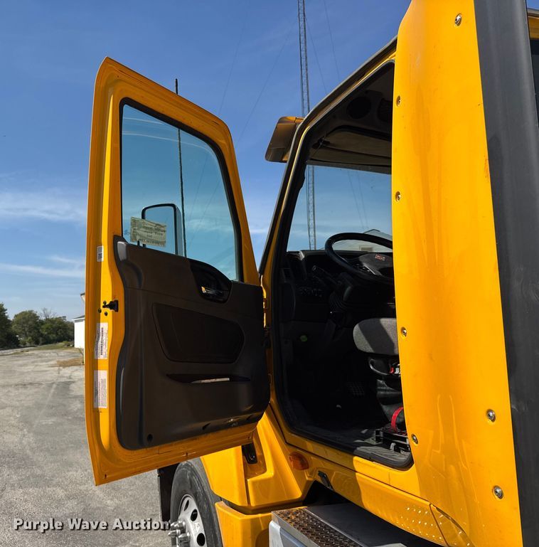 image for item EF2190 2021 International LT625 