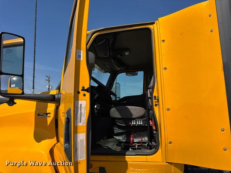 image for item EF2190 2021 International LT625 