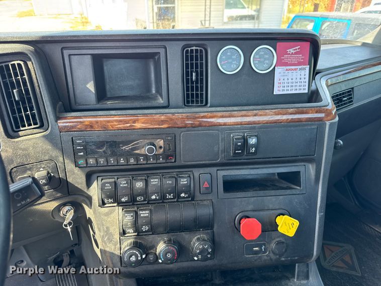 image for item EF2190 2021 International LT625 