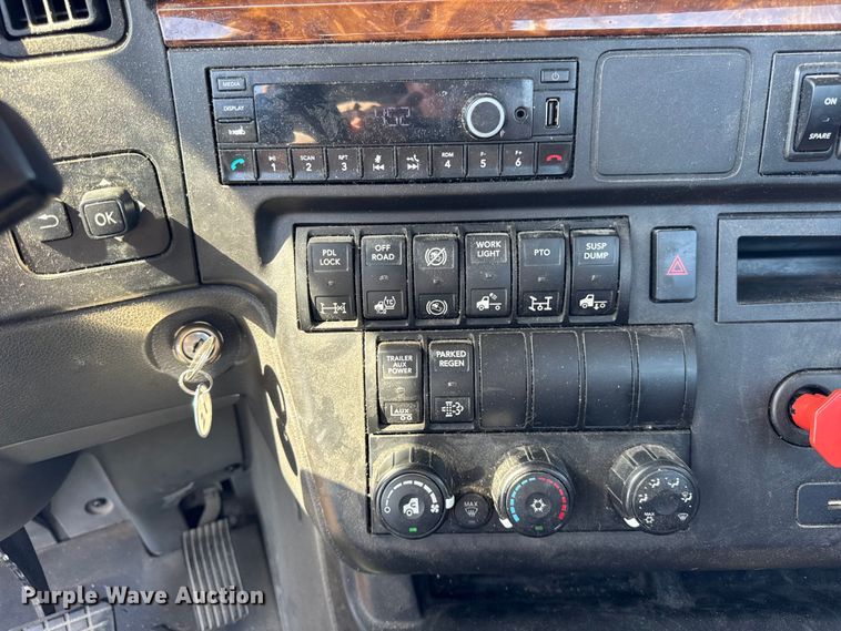 image for item EF2190 2021 International LT625 