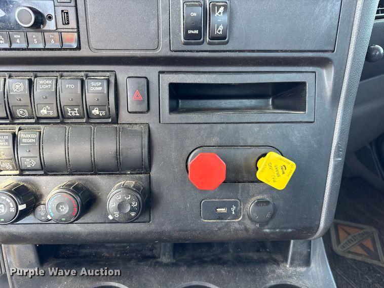 image for item EF2190 2021 International LT625 