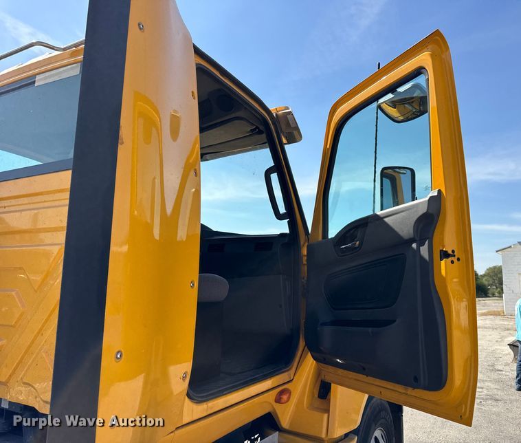 image for item EF2190 2021 International LT625 