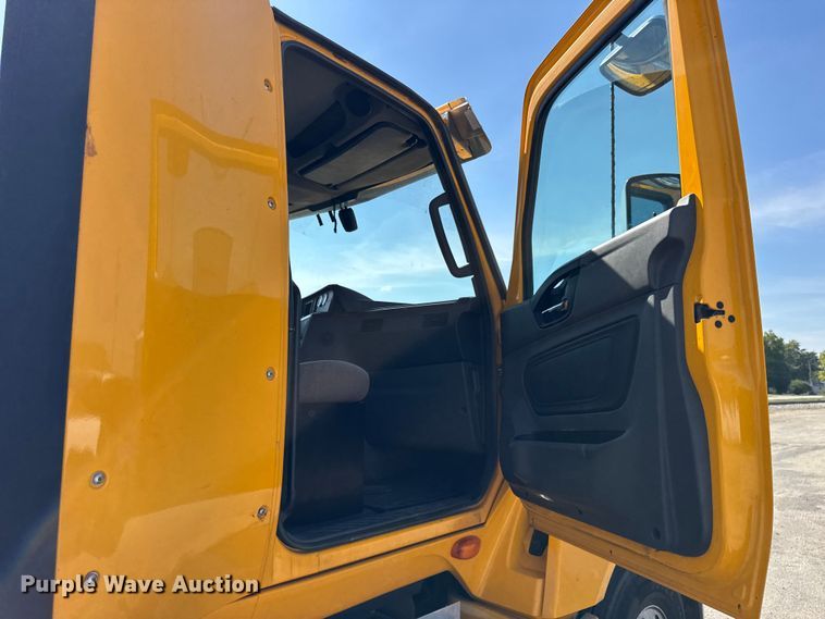 image for item EF2190 2021 International LT625 