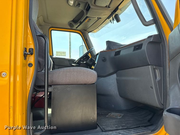 image for item EF2190 2021 International LT625 