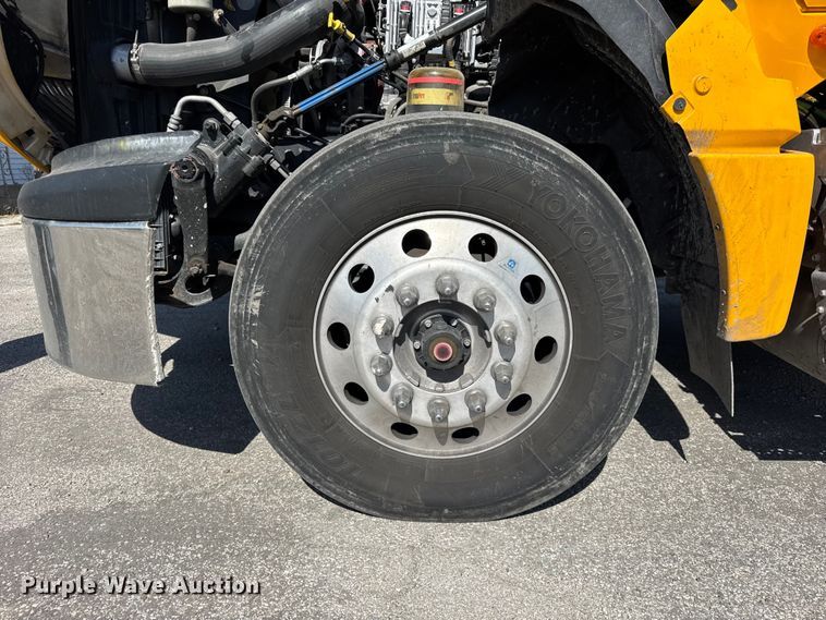 image for item EF2190 2021 International LT625 