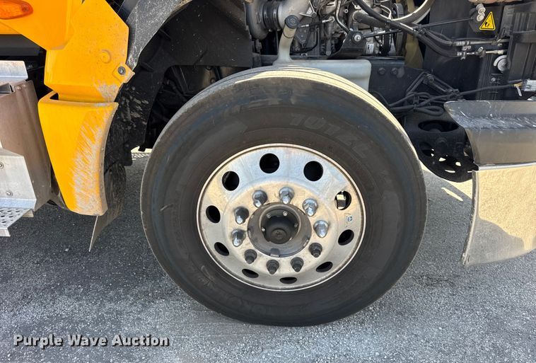 image for item EF2190 2021 International LT625 