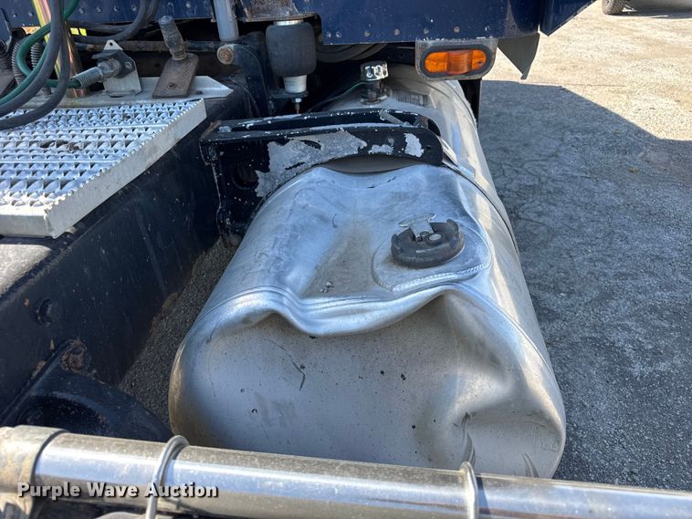 image for item EF2191 1999 Peterbilt 377 semi truck