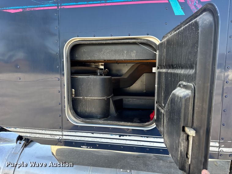 image for item EF2191 1999 Peterbilt 377 semi truck