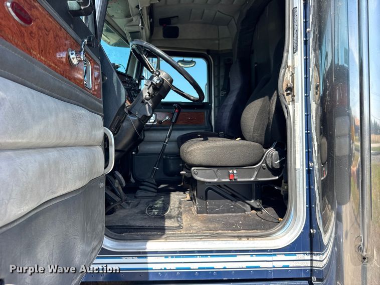 image for item EF2191 1999 Peterbilt 377 semi truck