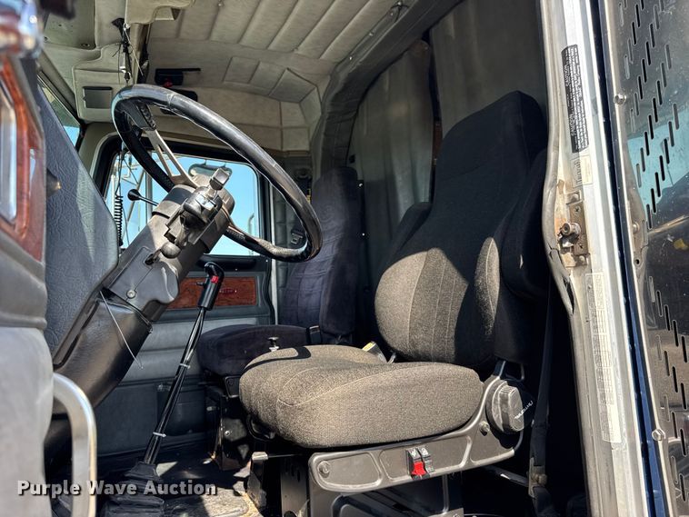 image for item EF2191 1999 Peterbilt 377 semi truck