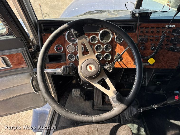 image for item EF2191 1999 Peterbilt 377 semi truck