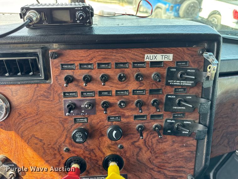 image for item EF2191 1999 Peterbilt 377 semi truck