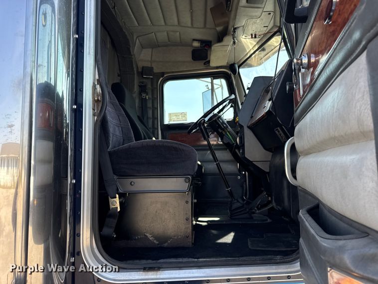 image for item EF2191 1999 Peterbilt 377 semi truck