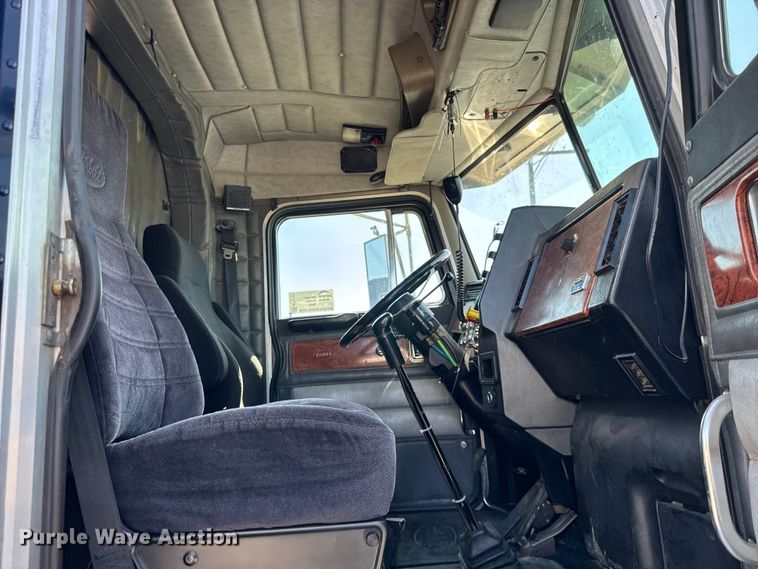 image for item EF2191 1999 Peterbilt 377 semi truck