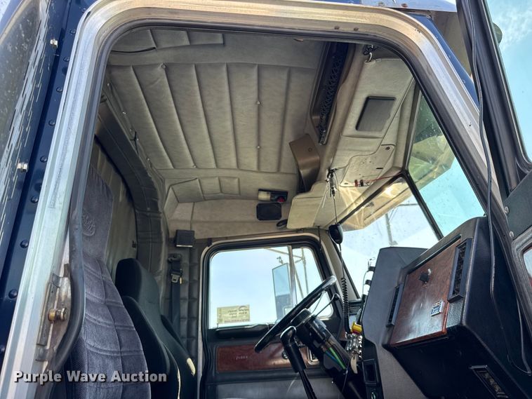 image for item EF2191 1999 Peterbilt 377 semi truck