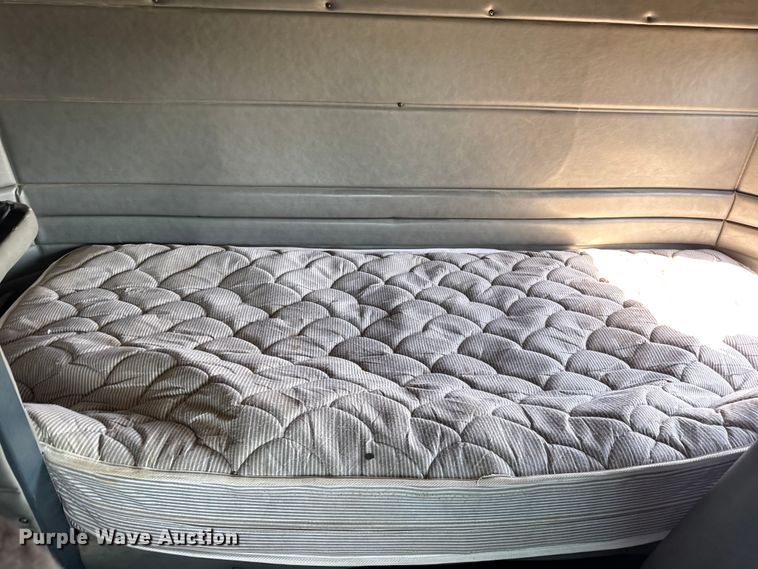 image for item EF2191 1999 Peterbilt 377 semi truck