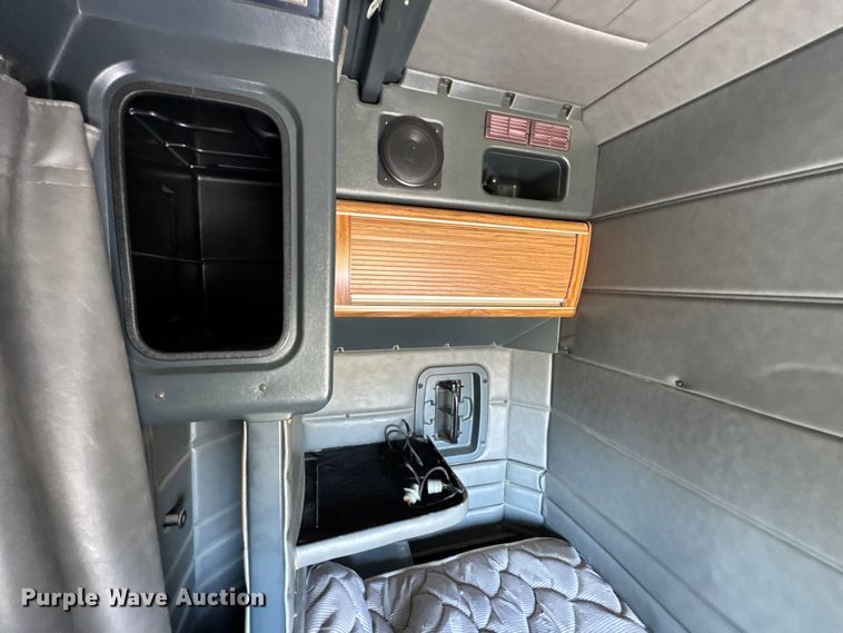 image for item EF2191 1999 Peterbilt 377 semi truck