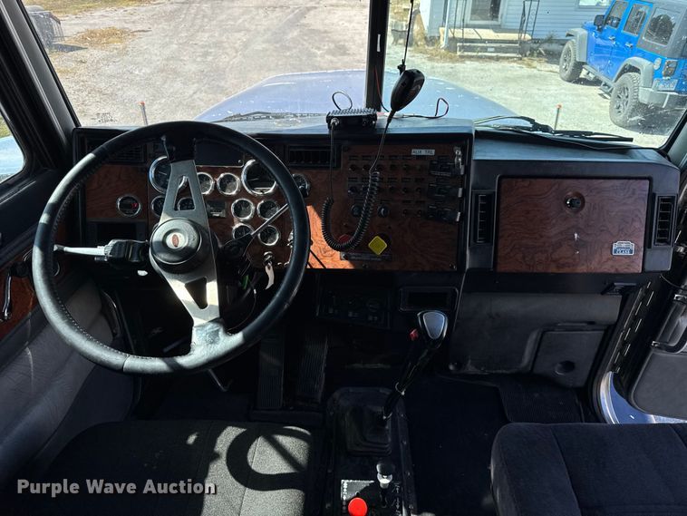 image for item EF2191 1999 Peterbilt 377 semi truck