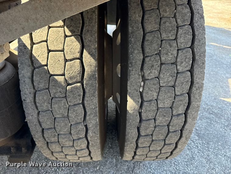 image for item EF2191 1999 Peterbilt 377 semi truck