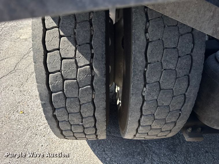 image for item EF2191 1999 Peterbilt 377 semi truck