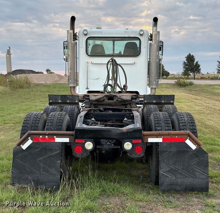 image for item EF6069 2017 Peterbilt 367 semi truck