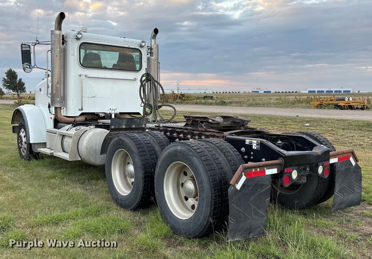 image for item EF6069 2017 Peterbilt 367 semi truck