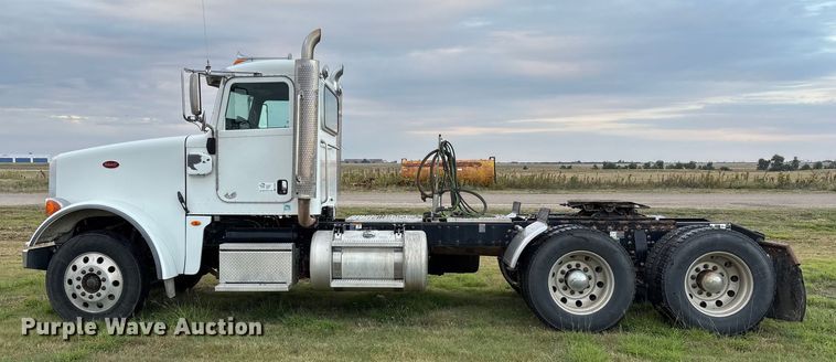 image for item EF6069 2017 Peterbilt 367 semi truck