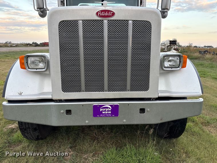 image for item EF6069 2017 Peterbilt 367 semi truck