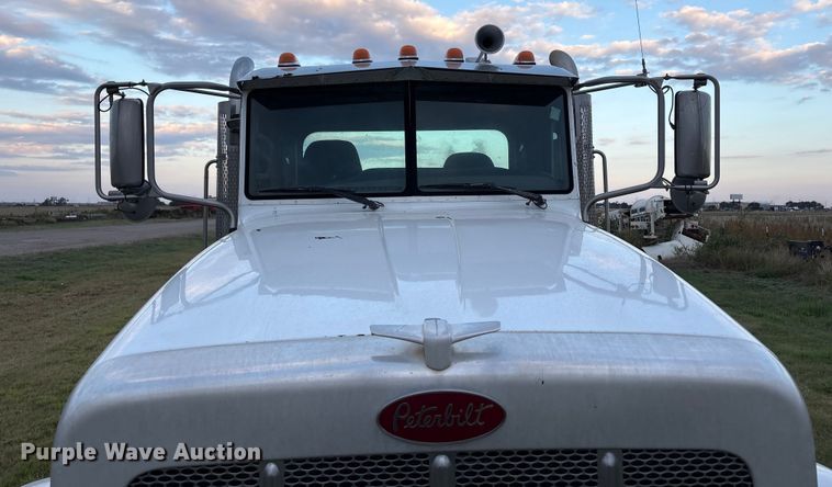 image for item EF6069 2017 Peterbilt 367 semi truck