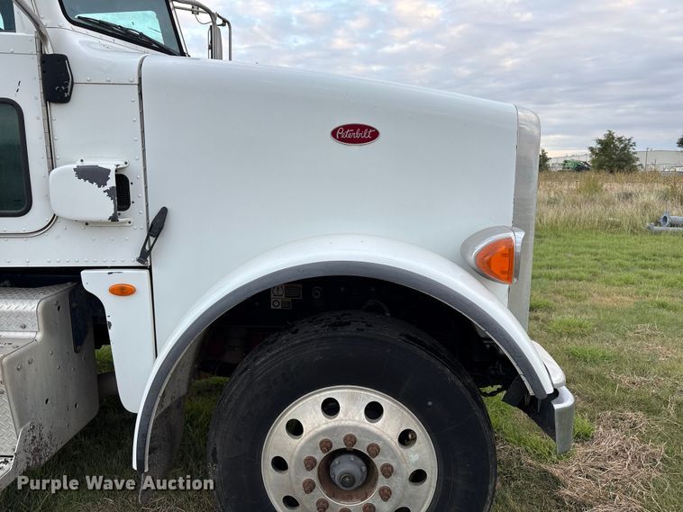 image for item EF6069 2017 Peterbilt 367 semi truck