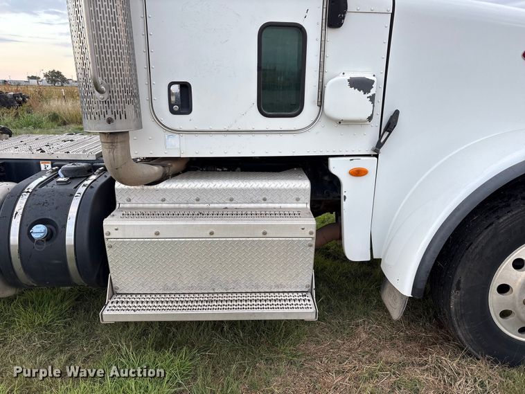 image for item EF6069 2017 Peterbilt 367 semi truck