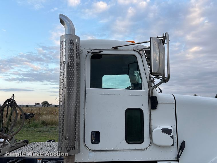 image for item EF6069 2017 Peterbilt 367 semi truck