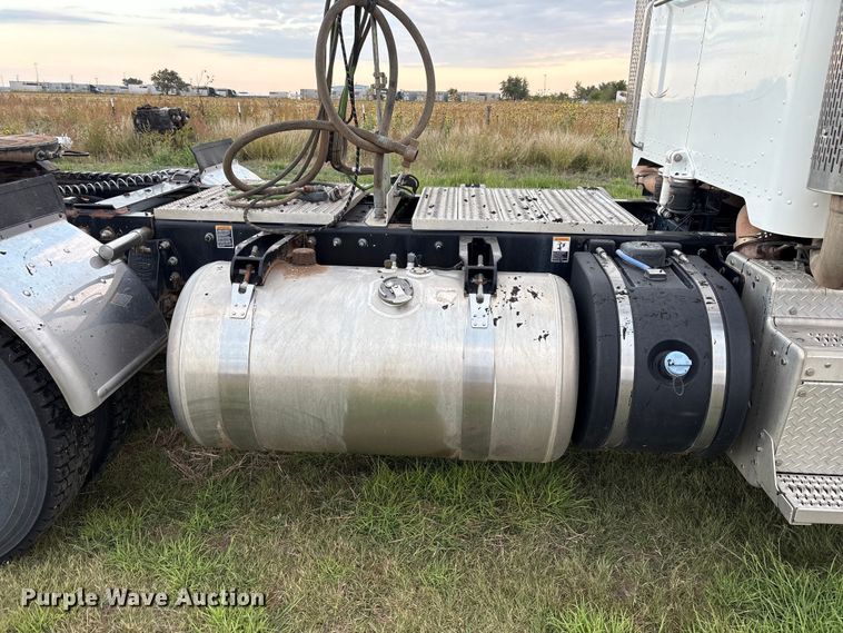 image for item EF6069 2017 Peterbilt 367 semi truck