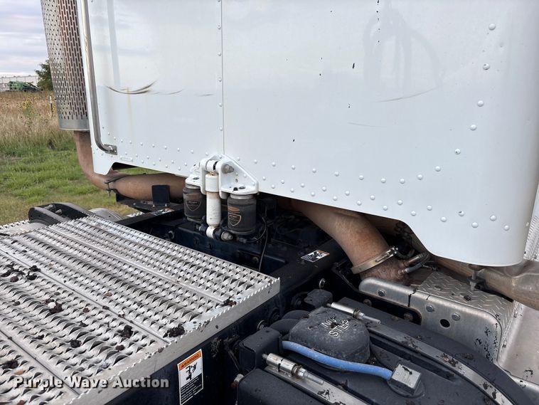 image for item EF6069 2017 Peterbilt 367 semi truck