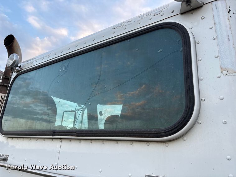 image for item EF6069 2017 Peterbilt 367 semi truck