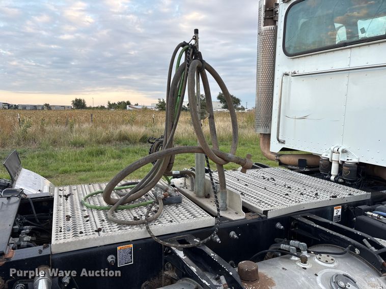 image for item EF6069 2017 Peterbilt 367 semi truck