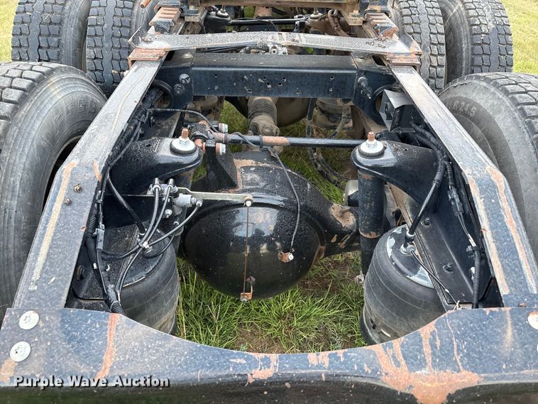 image for item EF6069 2017 Peterbilt 367 semi truck