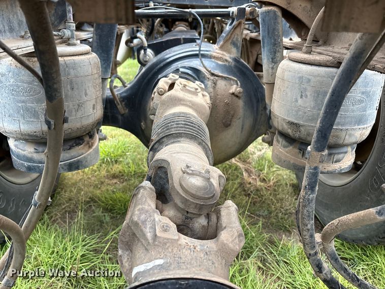 image for item EF6069 2017 Peterbilt 367 semi truck