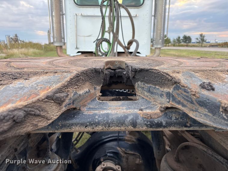 image for item EF6069 2017 Peterbilt 367 semi truck