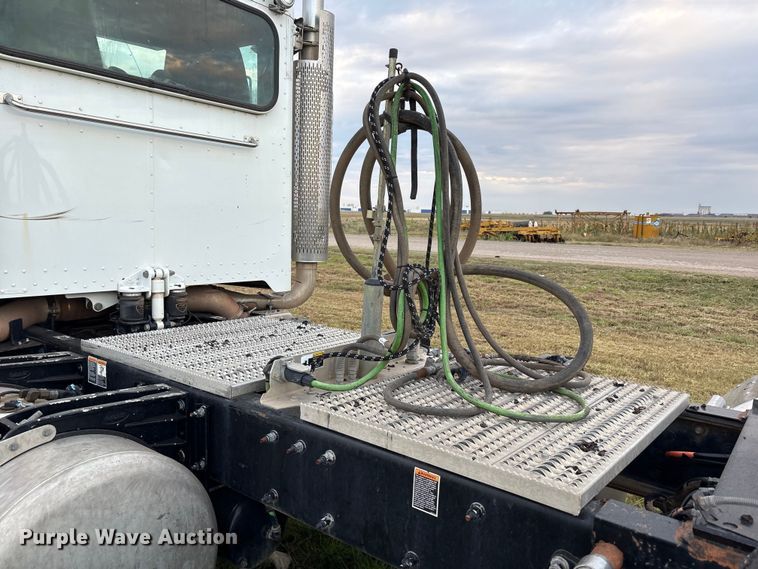 image for item EF6069 2017 Peterbilt 367 semi truck