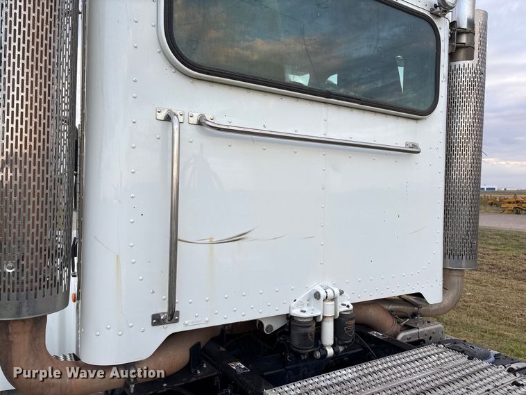 image for item EF6069 2017 Peterbilt 367 semi truck