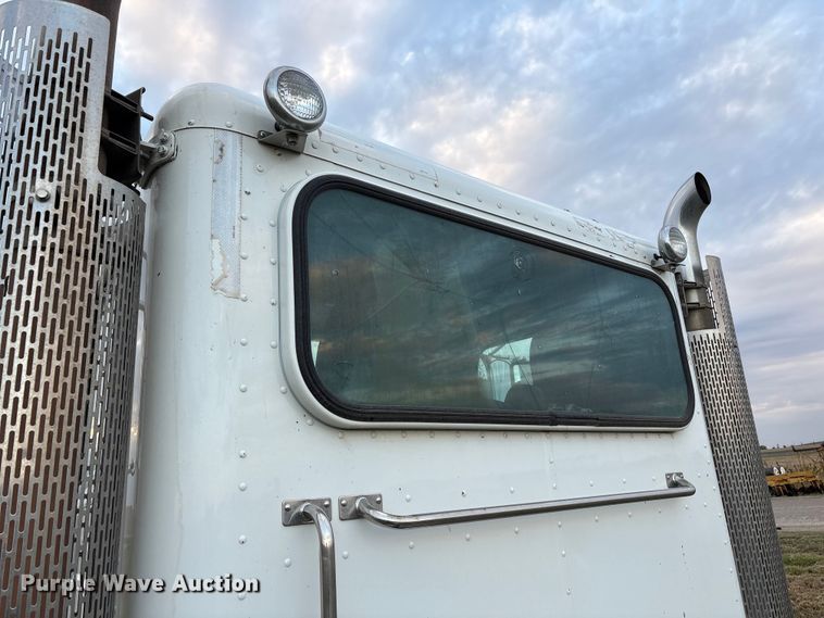 image for item EF6069 2017 Peterbilt 367 semi truck