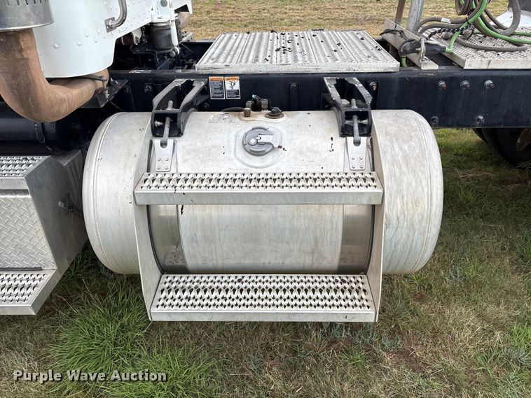 image for item EF6069 2017 Peterbilt 367 semi truck