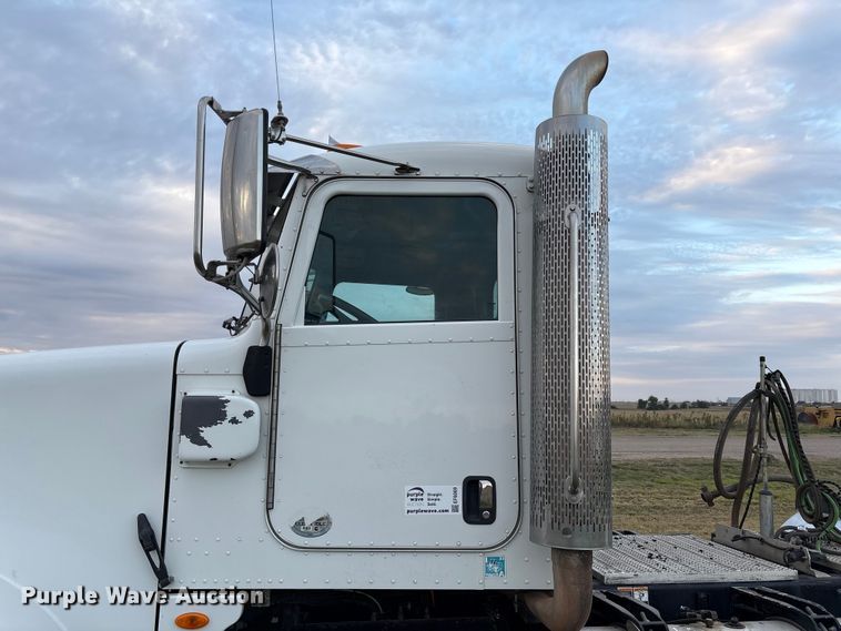 image for item EF6069 2017 Peterbilt 367 semi truck