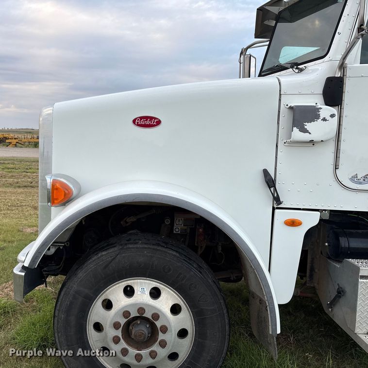 image for item EF6069 2017 Peterbilt 367 semi truck