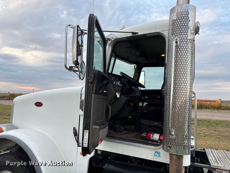 image for item EF6069 2017 Peterbilt 367 semi truck
