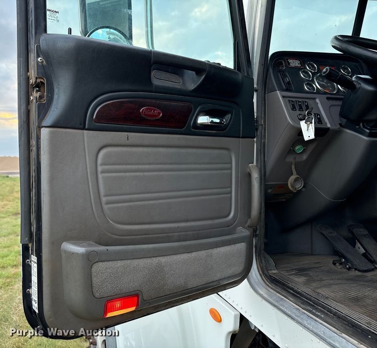 image for item EF6069 2017 Peterbilt 367 semi truck